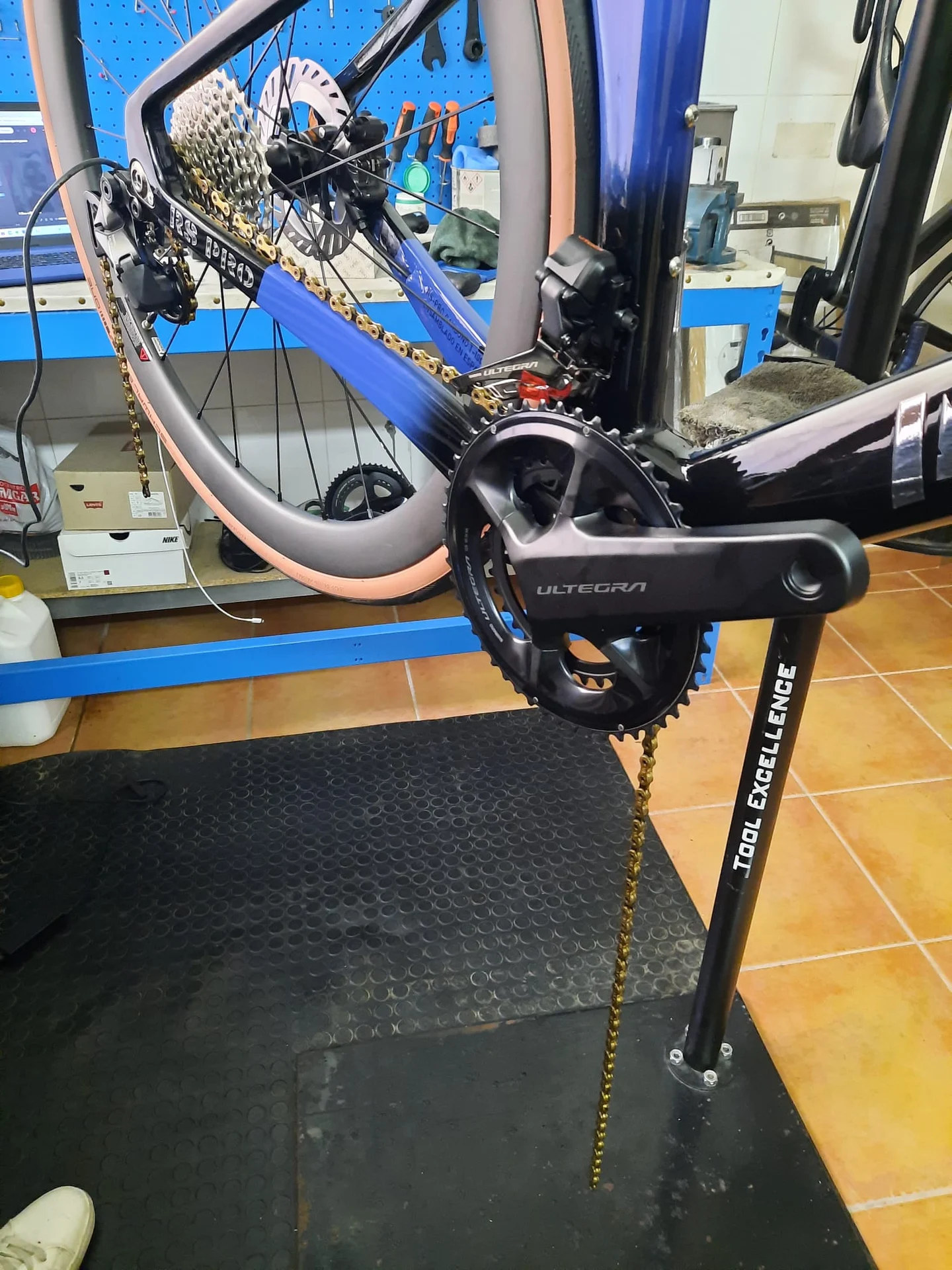 Shimano Ultegra Di2 electronic drivetrain mounted on the Argenta RS Pro